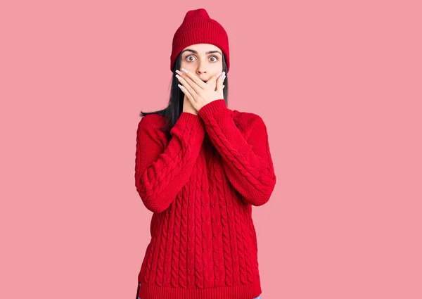 Junge Schöne Mädchen Pullover Und Wollmütze Schockiert Mund Mit Den — Stockfoto