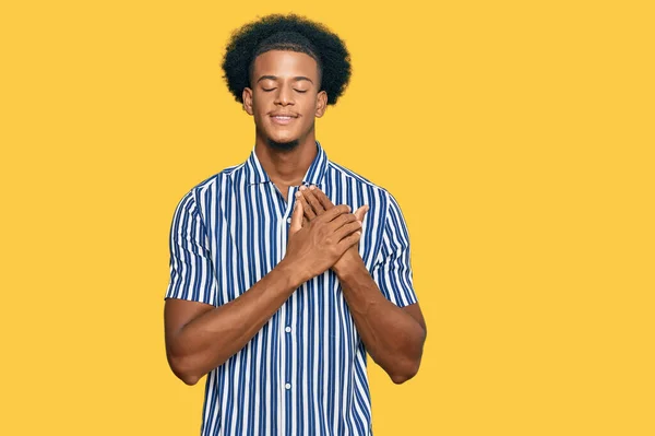 Homem Afro Americano Com Cabelo Afro Vestindo Roupas Casuais Sorrindo — Fotografia de Stock