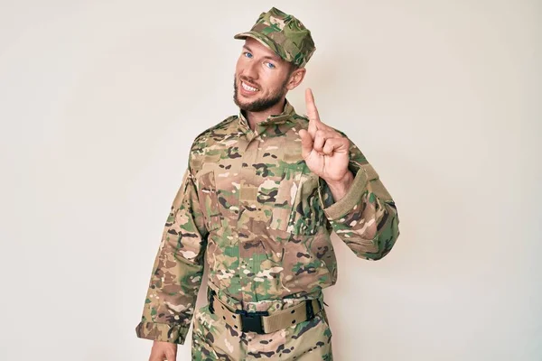 Young Caucasian Man Wearing Camouflage Army Uniform Pointing Finger Successful — Stock Photo, Image