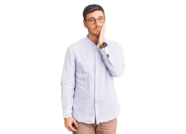 英俊的年轻人 身穿典雅的商务衬衫 戴着一副眼镜 一副疲惫不堪的样子 双手交叉 对抑郁症感到厌烦 — 图库照片