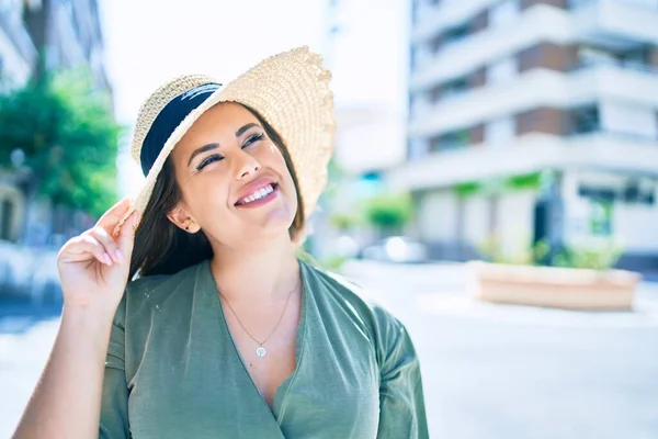 Junge Hispanische Frau Urlaub Lächelt Glücklich Fuß Auf Der Straße — Stockfoto