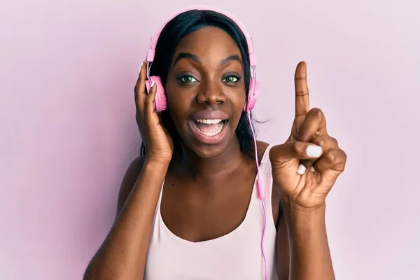 Mujer Afroamericana Joven Escuchando Música Usando Auriculares Sonriendo Con Una —  Fotos de Stock