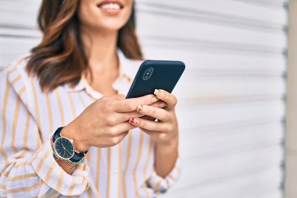 Joven Mujer Hispana Sonriendo Feliz Usando Smartphone Ciudad — Foto de Stock