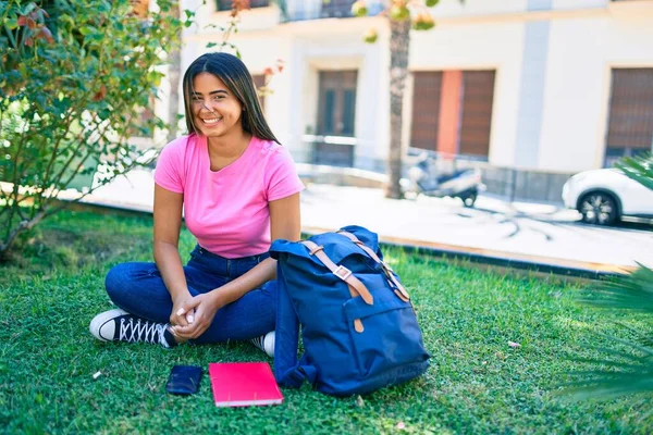 Mladý Latinsky Student Dívka Usměvavý Šťastný Sedí Trávě Univerzitě Kampusu — Stock fotografie