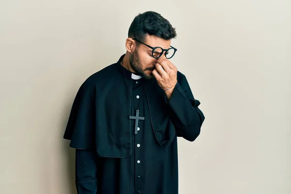 Joven Hombre Hispano Vistiendo Uniforme Sacerdote Pie Sobre Fondo Blanco —  Fotos de Stock