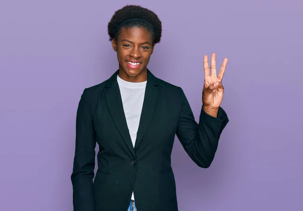 Fiatal Afro Amerikai Lány Üzleti Ruhát Visel Mutatva Mutogatva Hármas — Stock Fotó