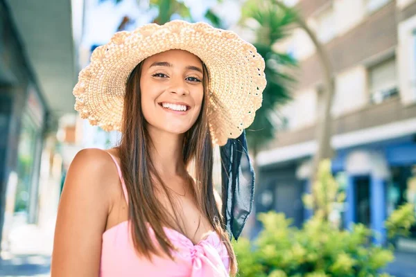 Junge Hispanische Frau Urlaub Trägt Sommerliches Outfit Beim Spazierengehen Auf — Stockfoto