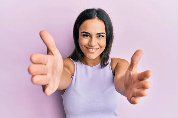 Young Brunette Woman Wearing Casual Clothes Looking Camera Smiling Open — Stock Photo, Image