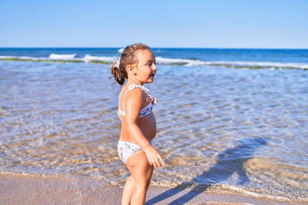 Liebenswertes Blondes Kind Bikini Das Strand Mit Wasser Spielt — Stockfoto