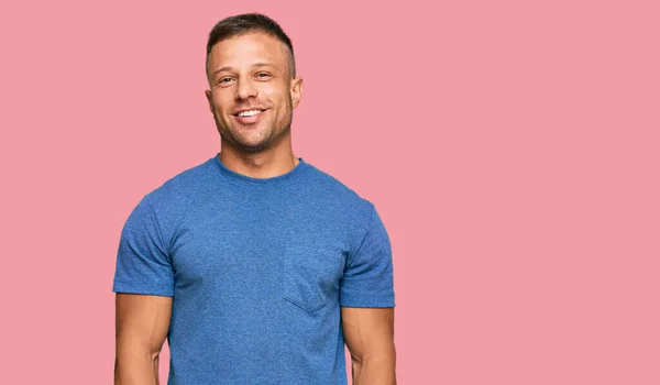 Hombre Musculoso Guapo Usando Ropa Casual Con Una Sonrisa Alegre —  Fotos de Stock