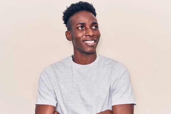 若いアフリカ系アメリカ人の男性の顔に笑顔で横に見えるカジュアルな服を着て 自然な表情 自信を持って — ストック写真
