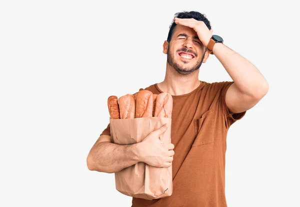 Jovem Hispânico Segurando Saco Papel Com Pão Estressado Frustrado Com — Fotografia de Stock