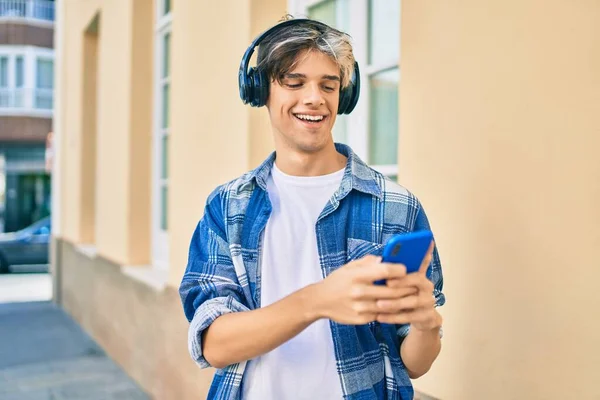 Jovem Hispânico Sorrindo Feliz Usando Smartphone Fones Ouvido Cidade — Fotografia de Stock
