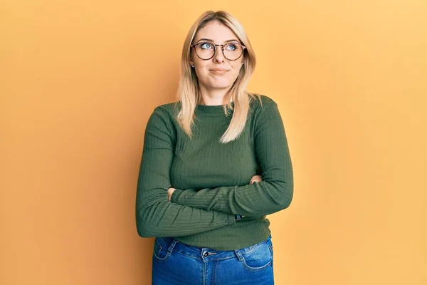 Young Caucasian Woman Arms Crossed Gesture Smiling Looking Side Staring — Stock Photo, Image