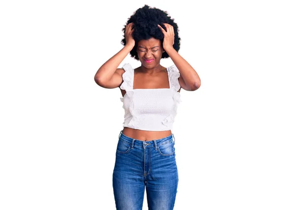 Mujer Afroamericana Joven Con Ropa Casual Que Sufre Dolor Cabeza —  Fotos de Stock