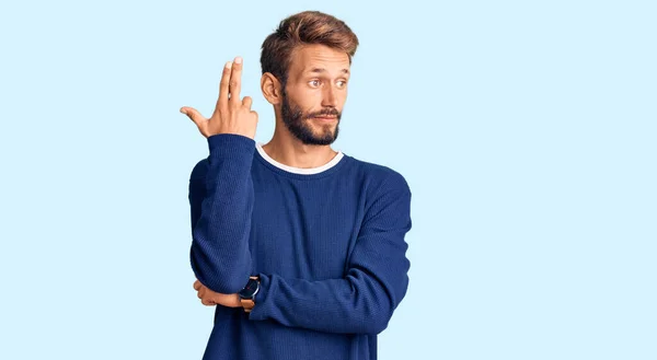 Bonito Loiro Com Barba Vestindo Camisola Casual Atirando Matando Apontando — Fotografia de Stock