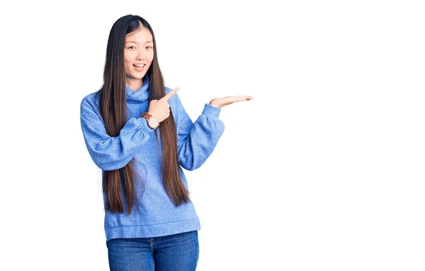 Ung Vacker Kinesisk Kvinna Bär Casual Turtleneck Tröja Förvånad Och — Stockfoto