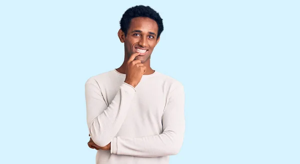 Homem Bonito Africano Vestindo Camisola Inverno Casual Olhando Confiante Para — Fotografia de Stock