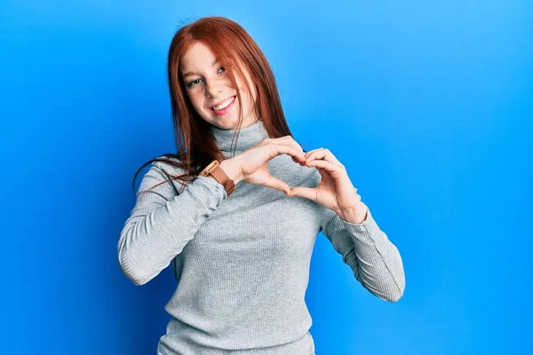 Joven Chica Pelirroja Con Suéter Cuello Alto Sonriendo Amor Haciendo — Foto de Stock