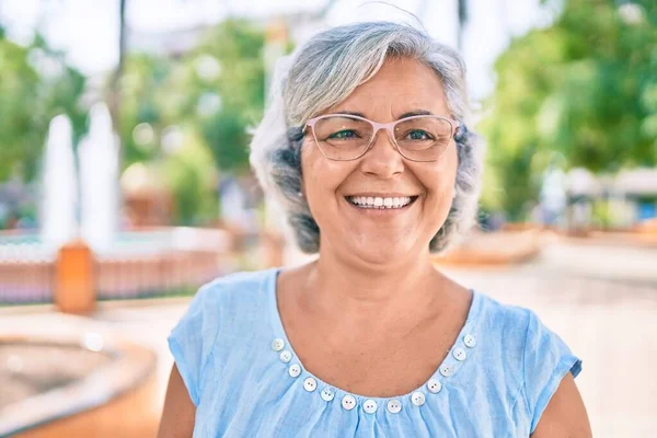 Mujer Mediana Edad Con Pelo Gris Sonriendo Feliz Aire Libre —  Fotos de Stock