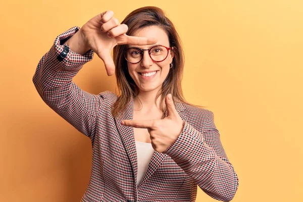 Jonge Mooie Vrouw Draagt Zakelijke Kleding Een Bril Glimlachend Het — Stockfoto