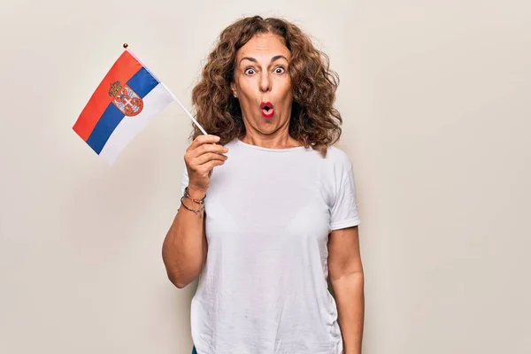 Mujer Patriótica Hermosa Mediana Edad Sosteniendo Bandera Serbia Sobre Fondo —  Fotos de Stock