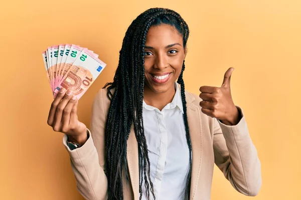 Afro Amerikaanse Vrouw Met Vlechten Met Een Bos Van Eurobankbiljetten — Stockfoto