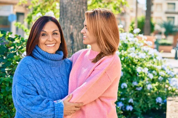 Madre Figlia Ispaniche Sorridono Felici Abbracciano Parco — Foto Stock