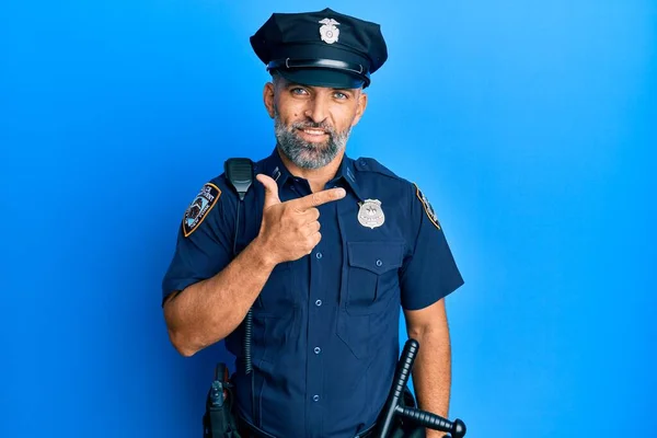 Středního Věku Pohledný Muž Policejní Uniformě Veselý Úsměvem Tváři Ukazuje — Stock fotografie
