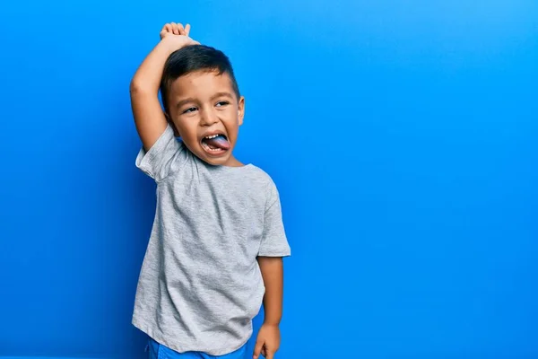 Adorável Criança Latina Mostrando Língua Azul Sobre Fundo Isolado — Fotografia de Stock