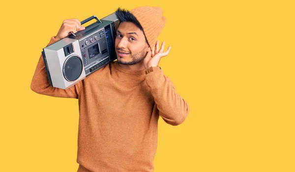 Snygg Latinamerikansk Ung Man Som Håller Boombox Lyssnar Musik Som — Stockfoto