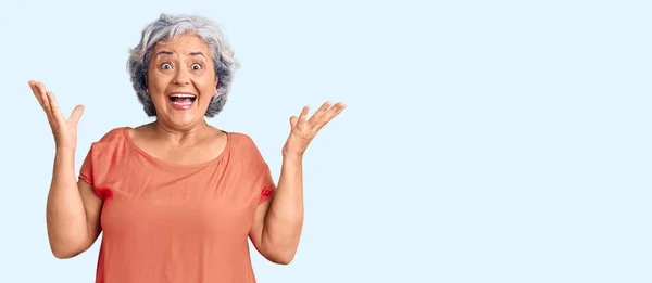 Senior Vrouw Met Grijs Haar Oranje Tshirt Viert Overwinning Met — Stockfoto