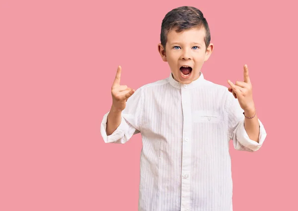 Zarif Tişört Giyen Çılgın Bir Ifadeyle Bağıran Sevimli Sarışın Çocuk — Stok fotoğraf