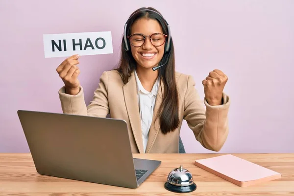 Vacker Latinamerikansk Kvinna Bär Operatör Headset Visar Hao Hälsning Skriker — Stockfoto