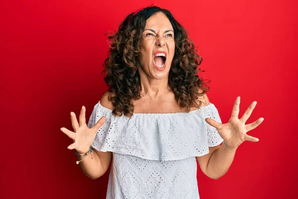 Middelbare Leeftijd Spaanse Vrouw Dragen Casual Kleding Gek Gek Schreeuwen — Stockfoto