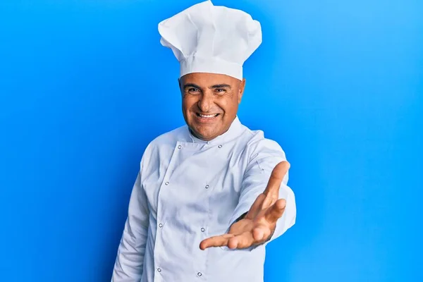 Hombre Maduro Oriente Medio Con Uniforme Cocinero Profesional Sombrero Sonriente — Foto de Stock