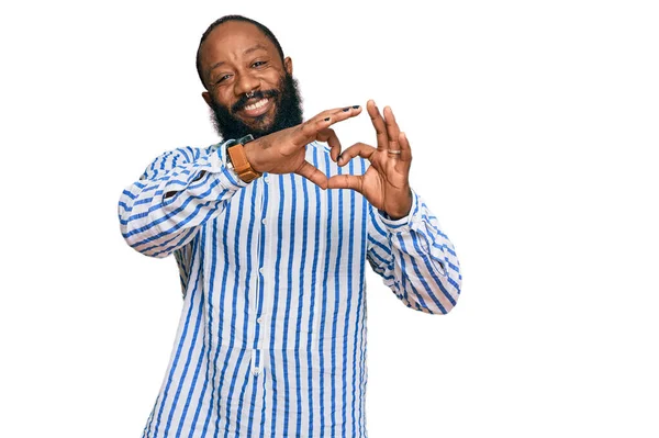Młody Afrykański Amerykanin Koszuli Biznesowej Uśmiechnięty Zakochany Robiący Dłońmi Symbol — Zdjęcie stockowe