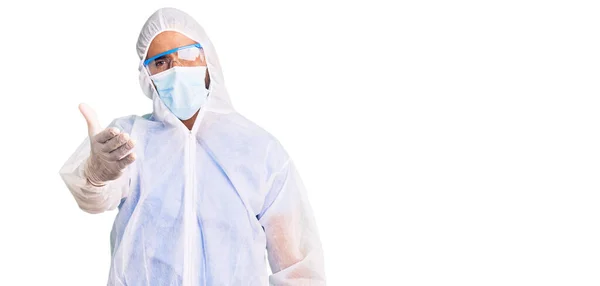 Jonge Spaanse Man Draagt Doktersbescherming Coronavirus Uniform Medisch Masker Glimlachend — Stockfoto