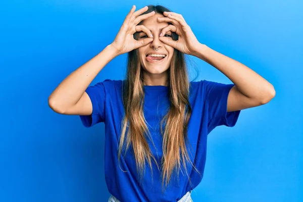 Jonge Latijns Amerikaanse Vrouw Casual Kleding Doet Gebaar Als Verrekijker — Stockfoto