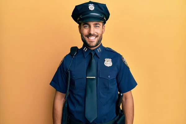 Snygg Latinamerikansk Man Klädd Polisuniform Med Ett Glatt Och Coolt — Stockfoto