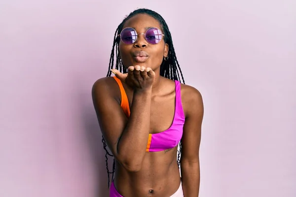 Bikini Giyen Güneş Gözlüklü Genç Afro Amerikan Kadın Kameraya Bakıp — Stok fotoğraf