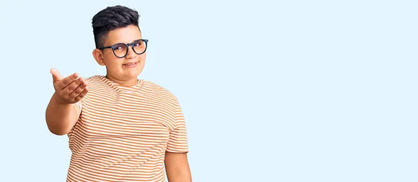 Niño Pequeño Con Ropa Casual Gafas Sonrientes Amistoso Ofreciendo Apretón — Foto de Stock