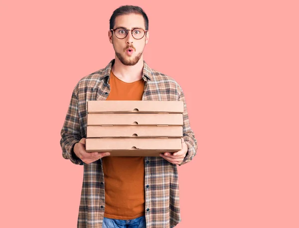 Mladý Pohledný Kavkazský Muž Drží Dodávku Pizza Box Vystrašený Ohromený — Stock fotografie