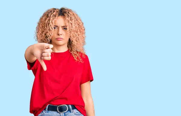 Mulher Loira Jovem Com Cabelo Encaracolado Vestindo Camiseta Vermelha Casual — Fotografia de Stock