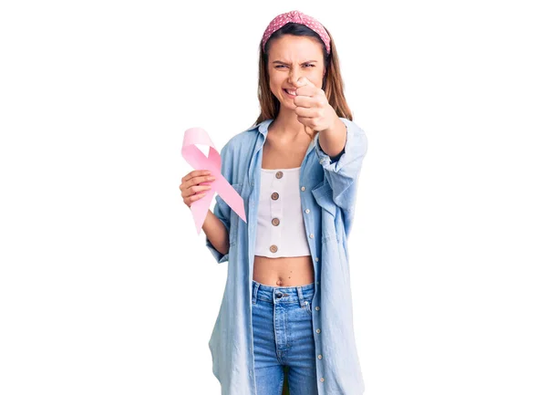 Menina Bonita Jovem Segurando Fita Câncer Rosa Irritado Frustrado Gritando — Fotografia de Stock