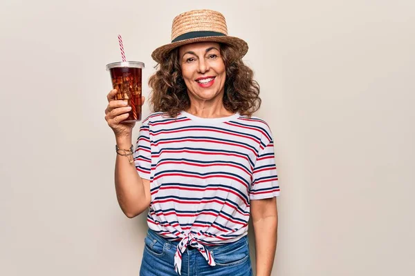 Mulher Morena Meia Idade Chapéu Verão Bebendo Cola Fresca Refeshment — Fotografia de Stock