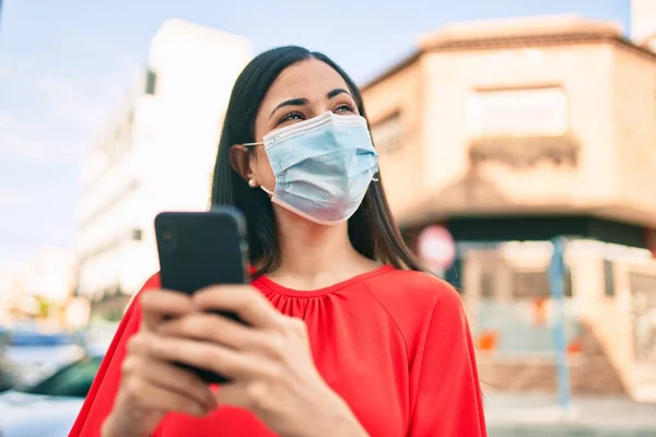 Menina Latina Usando Máscara Médica Usando Smartphone Cidade — Fotografia de Stock