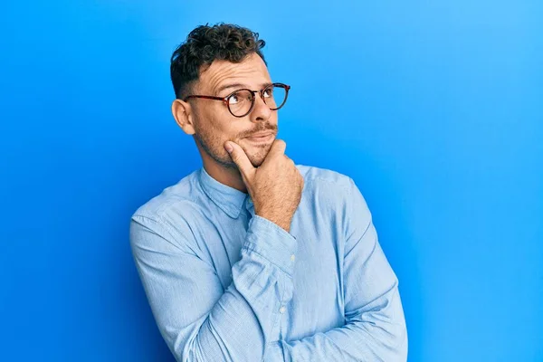 Ung Latinamerikan Man Bär Casual Kläder Och Glasögon Tänker Orolig — Stockfoto