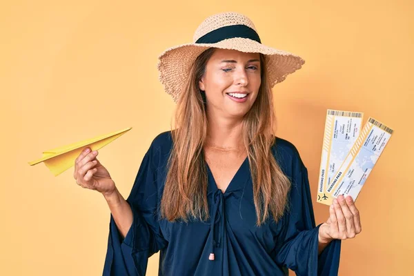 Mujer Hispana Mediana Edad Con Sombrero Verano Sosteniendo Tarjeta Embarque —  Fotos de Stock