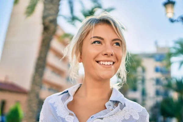 Joven Mujer Rubia Sonriendo Feliz Caminando Parque —  Fotos de Stock